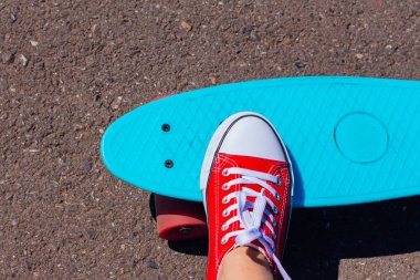 Ayak ve mavi kuruş kaymak kurulu pembe tekerlekli yakın çekim.