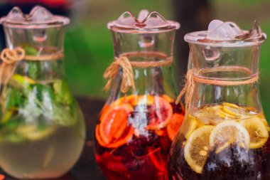 Buz, nane ve meyve ile soğuk limonata. Limon ve yeşil nane bir kavanozda yaprakları.