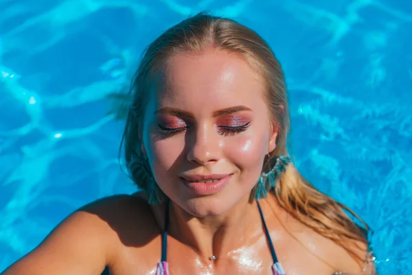 Yüzme havuzunda güzel seksi genç kadınların moda portresi — Stok fotoğraf