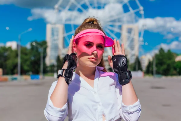 Porträtt av en känslomässig flicka i en rosa mössa visir och skyddande — Stockfoto
