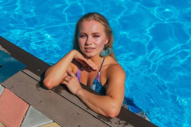 Yüzme havuzunda güzel seksi genç kadınların moda portresi