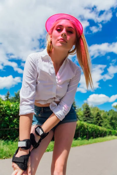 Портрет емоційної дівчини в рожевому ковпачку і захисний — стокове фото