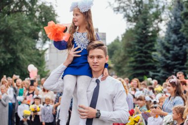 Novokuznetsk, Kemerovo Region, Rusya - 1 Eylül 2018: Rusya'da bilgi nin ilk günü. Birinci sınıf öğrencileri ve öğretmenleri ile okul bahçesinde buluşma