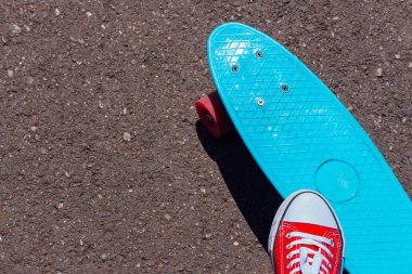 Ayak ve mavi kuruş kaymak kurulu pembe tekerlekli yakın çekim.