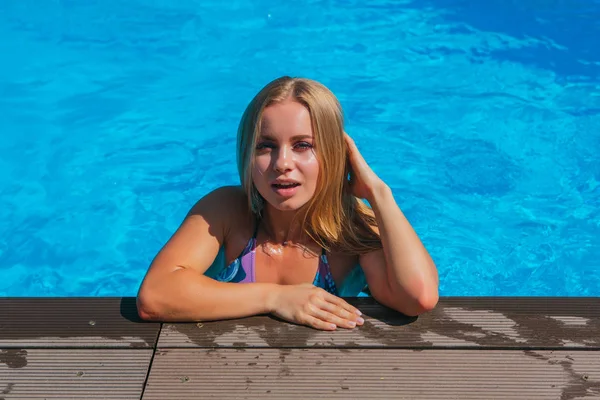 Módní portrét krásných sexy mladých žen v bazénu — Stock fotografie