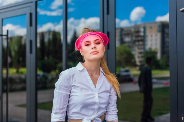 Portré egy érzelmi lány egy rózsaszín sapka Visor és védő kesztyű görkorcsolyák és gördeszka. — Stock Fotó