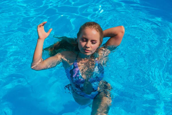 Módní portrét krásných sexy mladých žen v bazénu — Stock fotografie