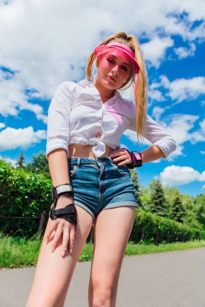 Retrato de una chica emocional con una visera de gorra rosa y protector — Foto de Stock