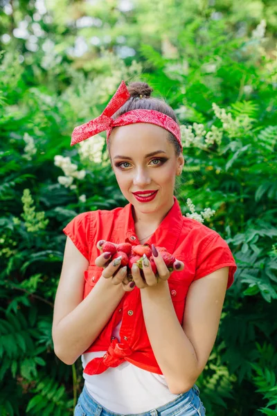 Vackra unga pin up tjej med ljusa make up och färska naturliga jordgubb. — Stockfoto