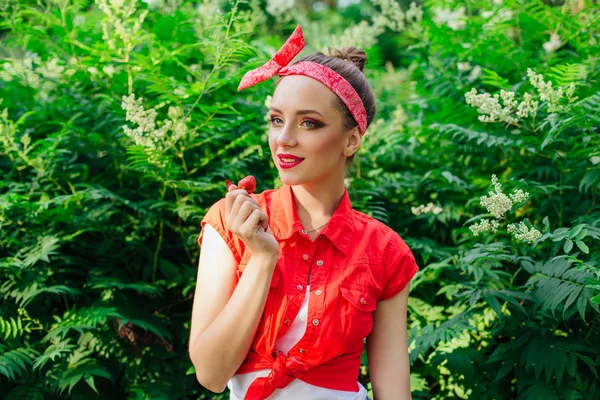 Vackra unga pin up tjej med ljusa make up och färska naturliga jordgubb. — Stockfoto