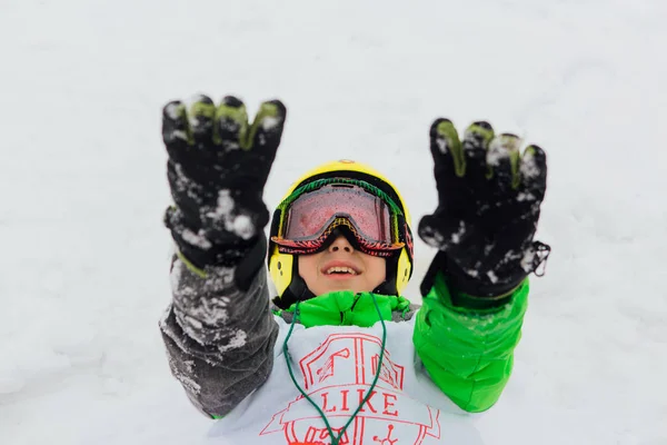 Sheregesh, región de Kemerovo, Rusia - 06 de abril de 2019: Niño snowboarder en la ladera de la montaña . — Foto de Stock