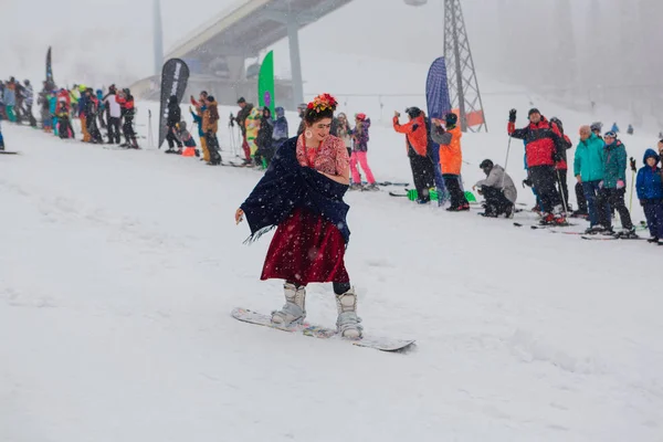 Sheregesh, región de Kemerovo, Rusia - 06 de abril de 2019: Mujer joven disfrazada de Carnaval de Frida Kahlo en la ladera de la montaña . — Foto de Stock