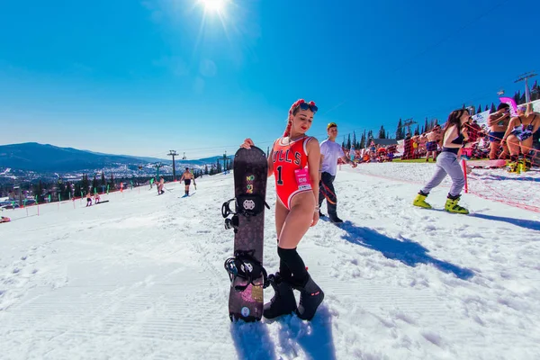 Sheregesh, Kemerovo region, Rusya - 13 Nisan 2019: Snowboard lu bikini giymiş genç ve mutlu güzel kadın. — Stok fotoğraf