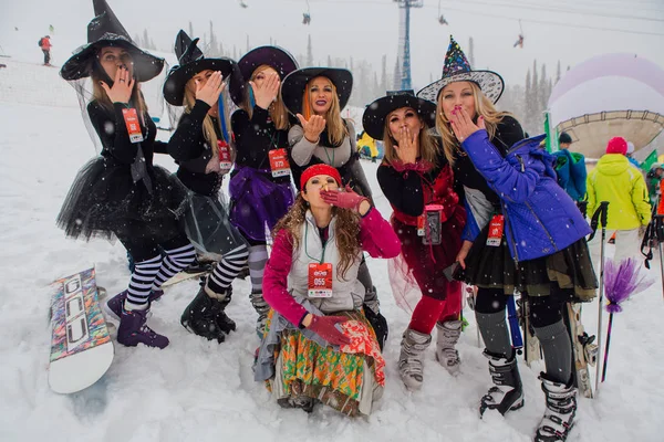 Sheregesh, région de Kemerovo, Russie - 06 avril 2019 : Jeunes femmes en costumes de carnaval de sorcières sur le versant de la montagne . — Photo