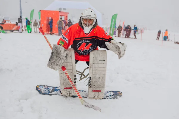 Sheregesh, regione di Kemerovo, Russia - 06 aprile 2019: Giovani in costume da hockey sul pendio della montagna . — Foto Stock