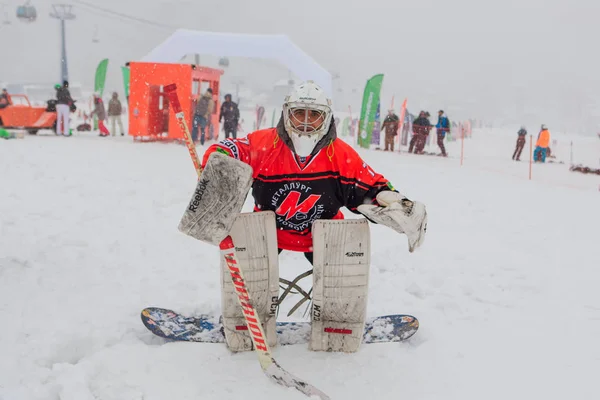 Sheregesh, regione di Kemerovo, Russia - 06 aprile 2019: Giovani in costume da hockey sul pendio della montagna . — Foto Stock