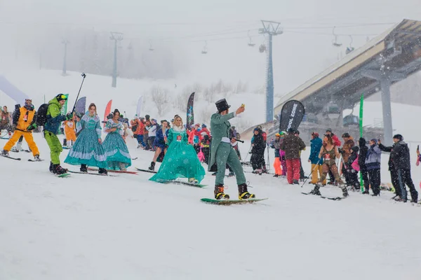 Sheregesh, región de Kemerovo, Rusia - 06 de abril de 2019: Jóvenes disfrazados de carnaval en la ladera de la montaña . — Foto de Stock