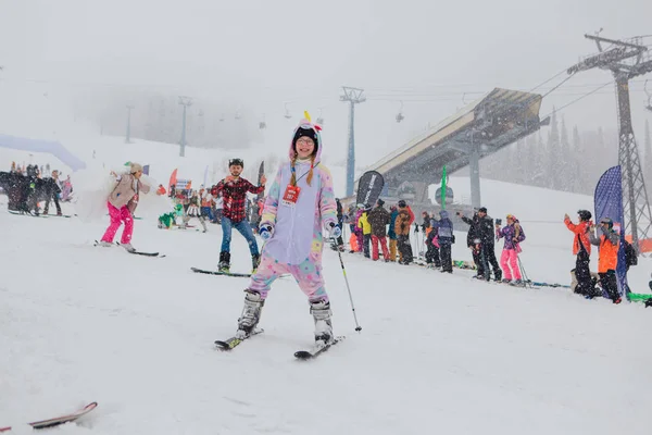 Sheregesh, región de Kemerovo, Rusia - 06 de abril de 2019: Jóvenes disfrazados de carnaval en la ladera de la montaña . — Foto de Stock