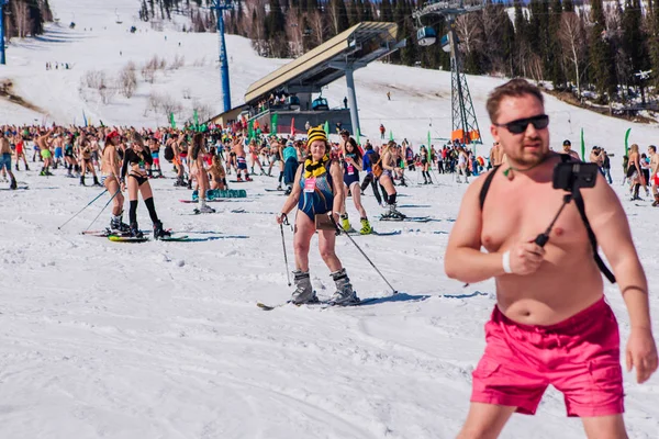Sheregesh, kemerowo region, russland - 13. April 2019: Menschenmenge in Bikini und Shorts auf Snowboard und Bergski auf der Piste — Stockfoto