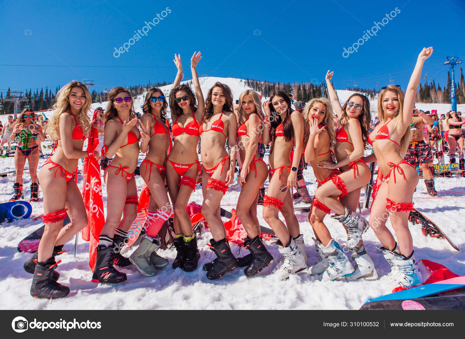 veltalende For en dagstur Marine Sheregesh, Kemerovo-regionen, Rusland - April 13, 2019: Gruppe af unge  glade smukke kvinder i snowboard støvler og rød bikini på en skråning –  Redaktionelle stock-fotos © Smile19 #310100532