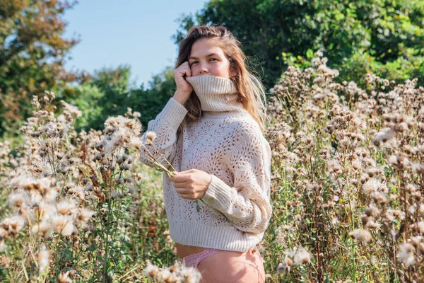 穿着毛衣和内裤、赤着脚在干枯的农田里散步的年轻而美丽的快乐女人 — 图库照片