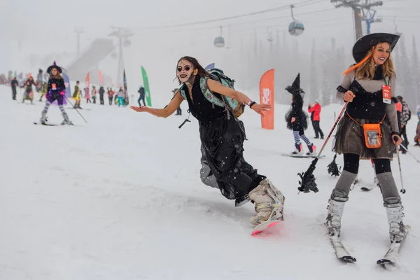 Sheregesh, región de Kemerovo, Rusia - 06 de abril de 2019: Jóvenes disfrazados de carnaval en la ladera de la montaña . — Foto de Stock