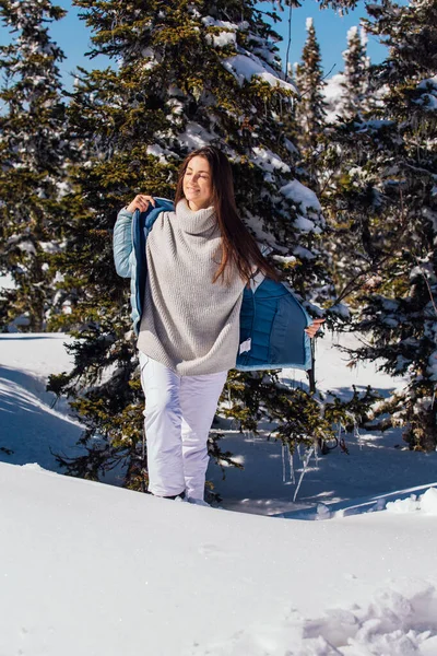 Retrato de uma jovem bela mulher morena com olhos azuis e sardas no rosto no inverno paisagem de montanha nevada. Menina bonita no inverno ao ar livre . — Fotografia de Stock