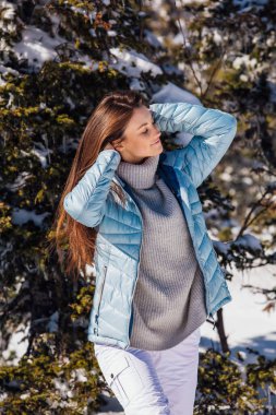 Mavi gözlü, güzel, esmer bir kadının portresi. 