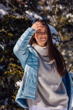 Mavi gözlü, güzel, esmer bir kadının portresi. 