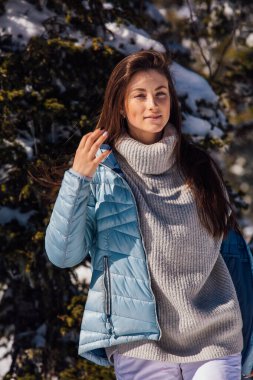 Mavi gözlü, güzel, esmer bir kadının portresi. 