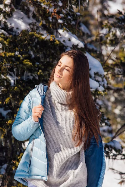 Retrato de uma jovem bela mulher morena com olhos azuis e — Fotografia de Stock