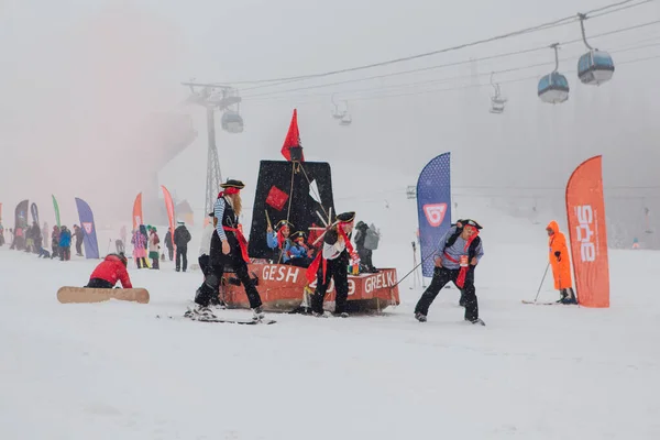 Sheregesh, regione di Kemerovo, Russia - 06 aprile 2019: Giovani in costume di carnevale sul pendio della montagna . — Foto Stock