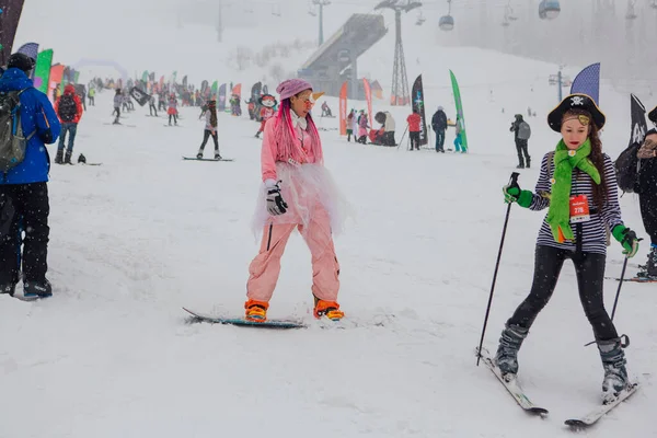 Sheregesh, região de Kemerovo, Rússia - 06 de abril de 2019: Jovens em trajes de carnaval na encosta da montanha . — Fotografia de Stock