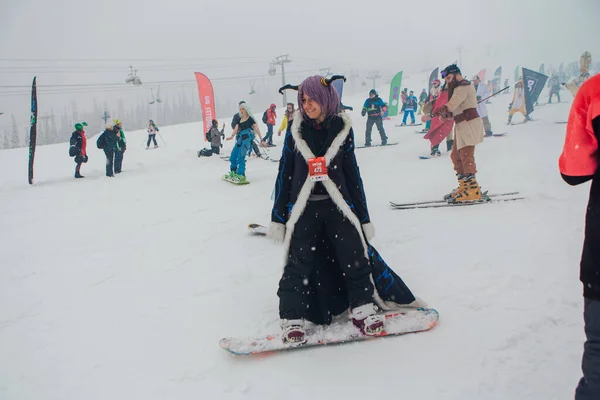 Sheregesh, Kemerovo region, Russia - April 06, 2019: Young people in carnival costumes on the mountain slope. — Stock Photo, Image