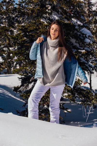 Portrét mladé krásné brunetky s modrýma očima a pihami na tváři v zimě zasněžené horské krajiny. Krásná dívka v zimě venku. — Stock fotografie