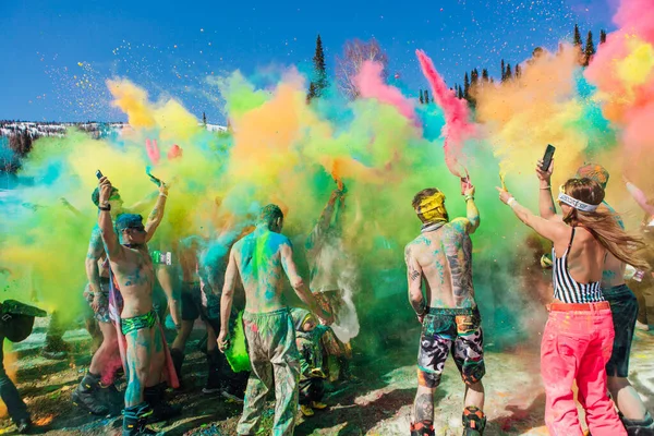 Sheregesh, Kemerovo region, Russia - April 13, 2019: A group of a young people throwing colorful holi powder. — Stock Photo, Image