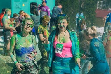 Sheregesh, Kemerovo bölgesi, Rusya - 13 Nisan 2019: Renkli holi tozu atan bir grup genç.