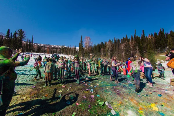 Sheregesh, región de Kemerovo, Rusia - 13 de abril de 2019: Un grupo de jóvenes lanzando coloridos holis en polvo . — Foto de Stock