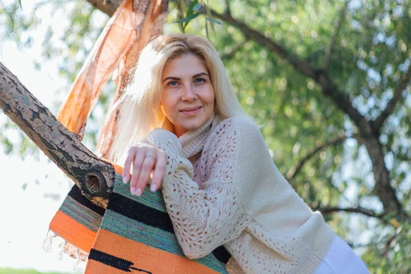 Mujer rubia hermosa feliz acostada en el gran almuerzo del árbol — Foto de Stock