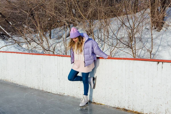 Adorável jovem com patins de gelo na pista de gelo . — Fotografia de Stock