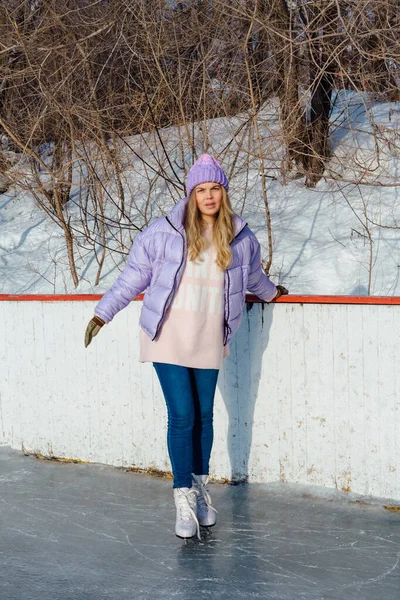 Belle jeune femme avec des patins à glace sur la patinoire . — Photo