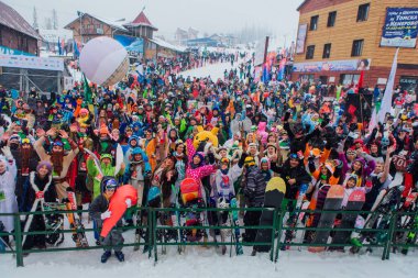 Sheregesh, Kemerovo region, Rusya - 06 Nisan 2019: Dağ yamacında karnaval kostümü içinde gençler.