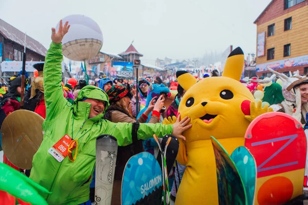 Sheregesh, région de Kemerovo, Russie - 06 avril 2019 : Jeunes en costumes de carnaval sur le versant de la montagne . — Photo