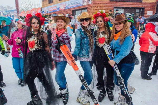 Sheregesh, région de Kemerovo, Russie - 06 avril 2019 : Jeunes en costumes de carnaval sur le versant de la montagne . — Photo