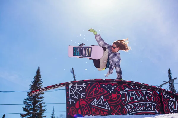 Sheregesh, región de Kemerovo, Rusia - 10 de abril de 2019: Jaws Slash Camp es una competición de snowboard y esquí de montaña donde los ciclistas hacen trucos extremos. — Foto de Stock