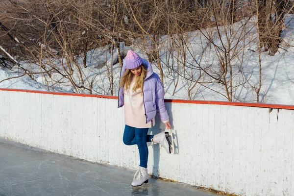 Adorável jovem com patins de gelo na pista de gelo . — Fotografia de Stock