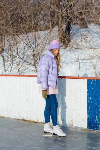 Belle jeune femme avec des patins à glace sur la patinoire . — Photo