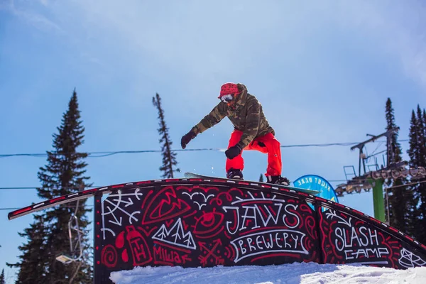 Sheregesh, région de Kemerovo, Russie - 10 avril 2019 : Jaws Slash Camp est une compétition de snowboard et de ski de montagne où les coureurs font des tours extrêmes — Photo