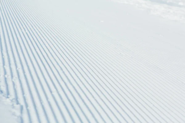 Sneeuw lijnen gemaakt van een sneeuw machine — Stockfoto