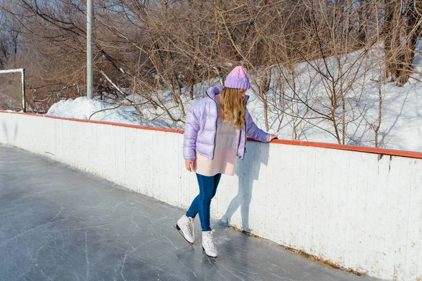 Belle jeune femme avec des patins à glace sur la patinoire . — Photo